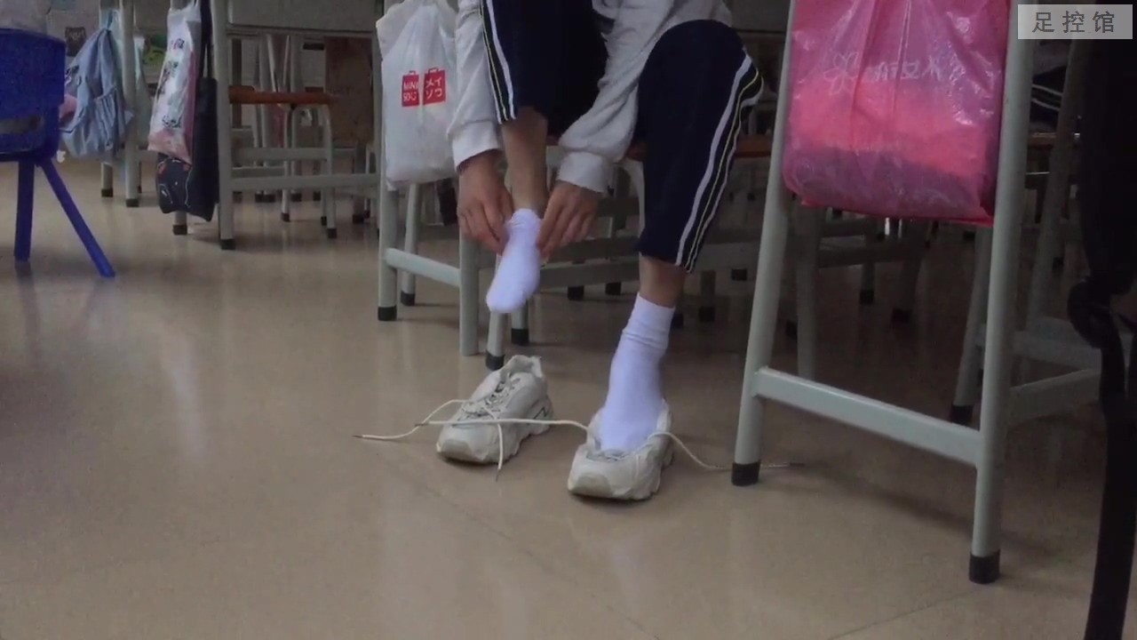 高中生互相挠脚.mp4_20220214_145709.402.jpg