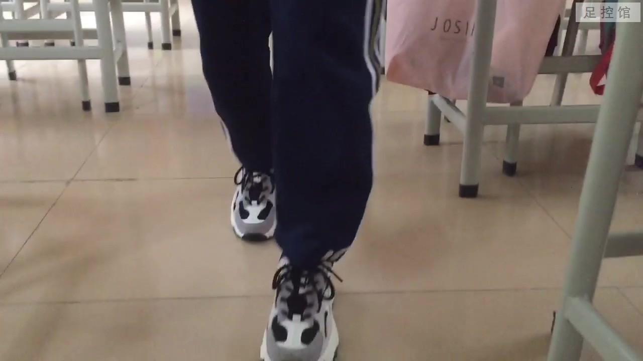 高中生互相挠脚.mp4_20220214_145705.419.jpg