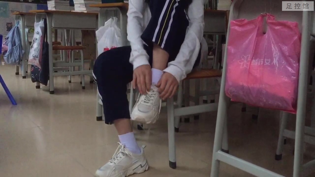 高中生互相挠脚.mp4_20220214_145721.881.jpg