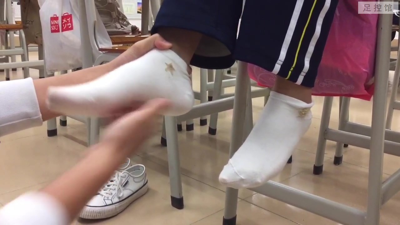 高中生互相挠脚.mp4_20220214_145727.770.jpg