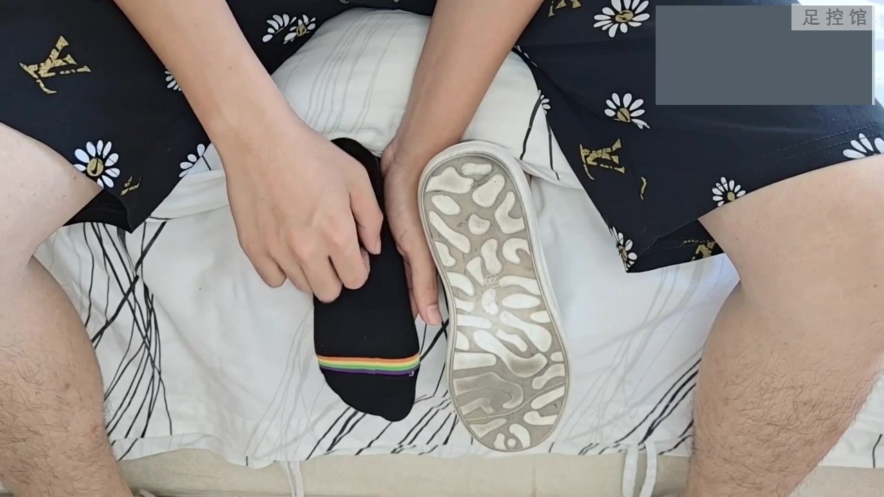 挠黑袜子.mp4_20220214_150110.860.jpg