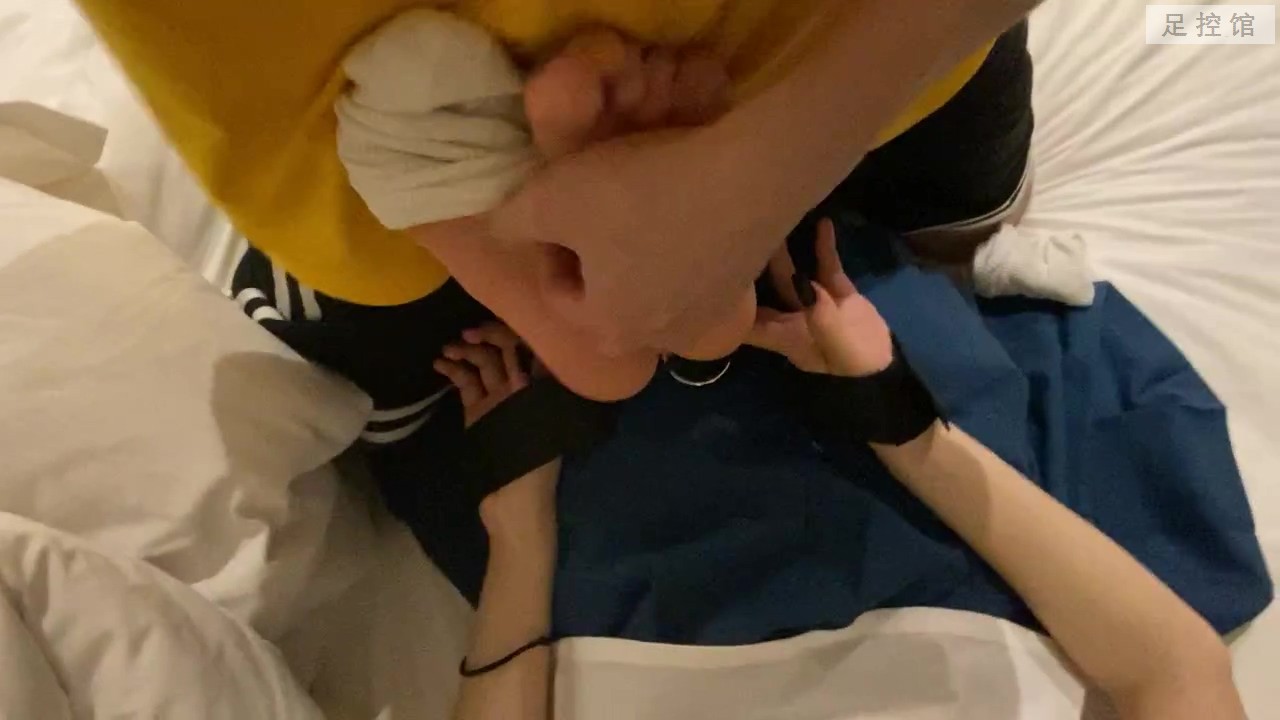 脱一半袜子挠脚.mp4_20220214_150031.700.jpg