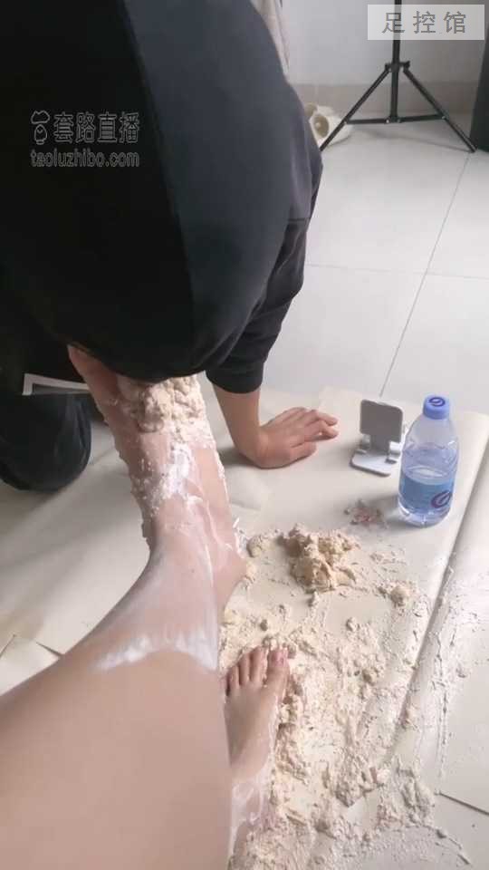【香菜】踩踏奶油蛋糕给狗狗吃.mp4_20230312_131604.394.jpg
